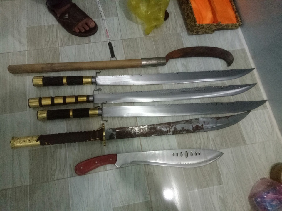 Bắt ổ bạc trong tiệm cầm đồ, phát hiện tàng trữ súng và nhiều đao kiếm - 2 Bắt ổ bạc trong tiệm cầm đồ, phát hiện tàng trữ súng và nhiều đao kiếm - 2