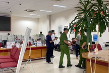 Truy bắt người đàn ông nghi cầm súng cướp ngân hàng