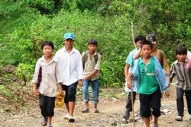 Xây dựng chính sách hỗ trợ chi phí học tập cho SV dân tộc, hộ nghèo