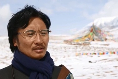 Bỏ qua lời đàm tiếu, người đàn ông 10 năm nhặt rác giúp quê hương sạch, đẹp