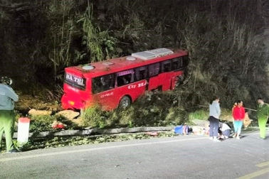 Xe khách mất phanh, tài xế chủ động đâm vào vách núi