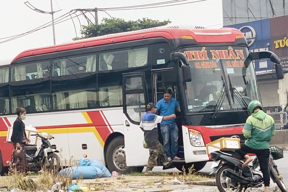 Bến xe "tiện", ẩn hiện nghe ngóng CSGT ở TPHCM