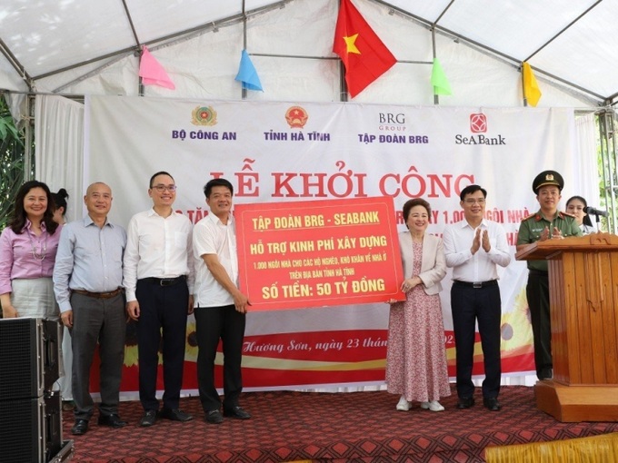 Đại diện tập đoàn BRG tài trợ 50 tỷ đồng tại buổi lễ
