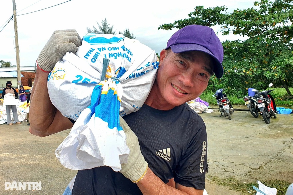 Hai anh Tây nói tiếng Việt, cùng dân vá bờ kè sạt lở ở Đà Nẵng gây sốt - 3 Hai anh Tây nói tiếng Việt, cùng dân vá bờ kè sạt lở ở Đà Nẵng gây sốt - 3