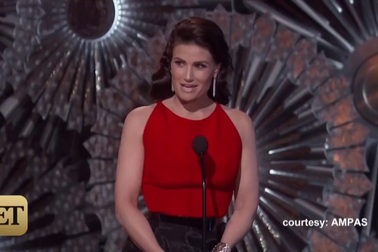 John Travolta gọi nhầm tên nữ nghệ sĩ tại giải Oscar