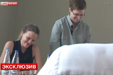 Snowden vẫn tươi cười dù bị truy nã