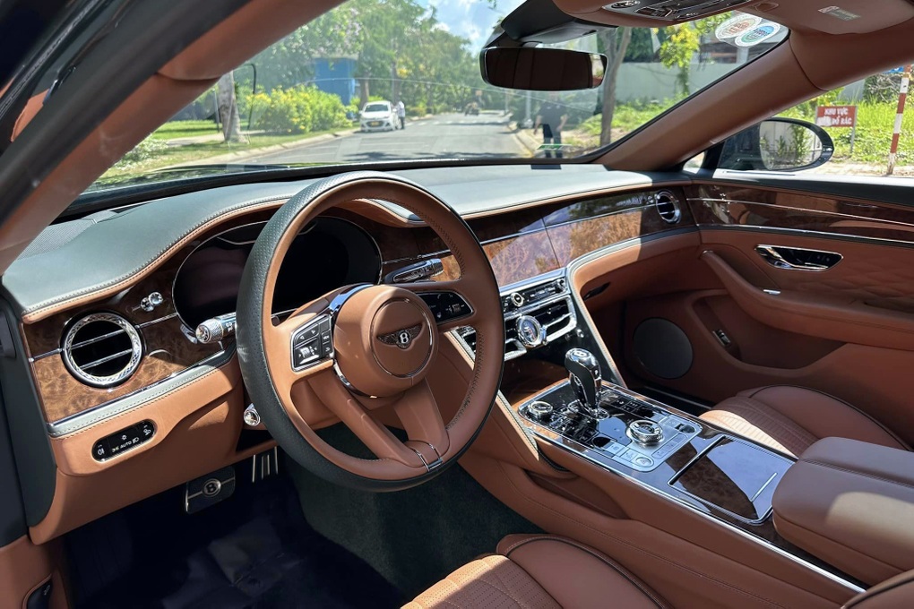 Minh Nhựa bán Bentley Flying Spurt biển tứ quý 9, lỗ khoảng 3 tỷ đồng - 4 Minh Nhựa bán Bentley Flying Spurt biển tứ quý 9, lỗ khoảng 3 tỷ đồng - 4