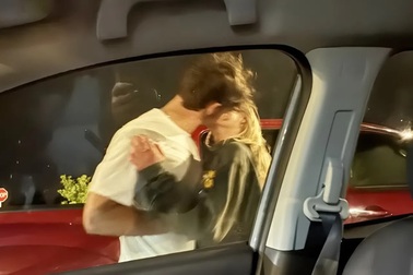 Vợ được sếp đưa đón bằng ô tô, ngày nào cũng rẽ vào chỗ vắng 30 phút