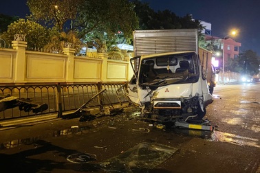 Xe tải nát đầu khi húc văng 10m dải phân cách ở TPHCM