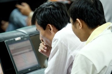 Thanh khoản tăng vọt, hơn 100 triệu cổ phiếu ồ ạt sang tay