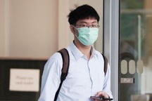 Nam sinh Singapore dùng điện thoại quay lén dưới váy phụ nữ