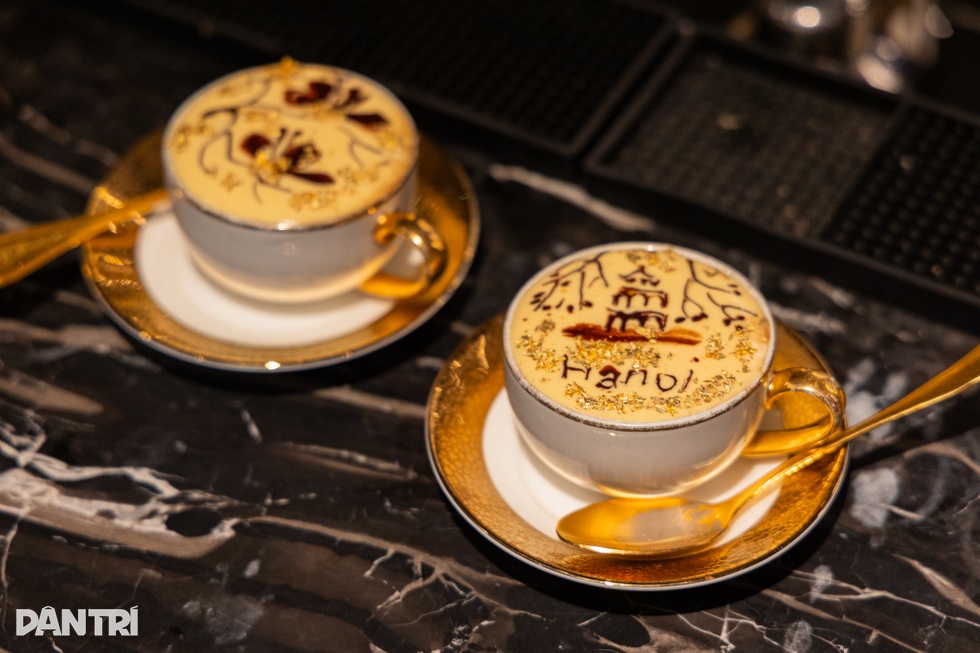 Hà Nội: Trải nghiệm cà phê trứng dát vàng 24K khiến khách Tây thích thú - 1