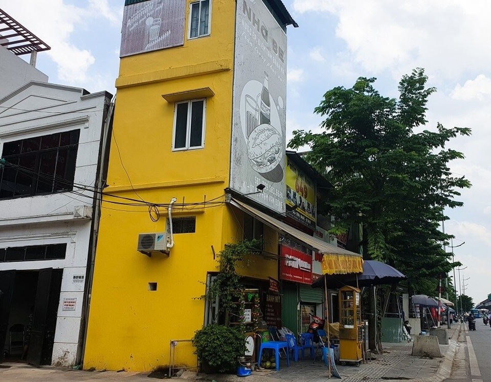 Nhà “siêu mỏng, siêu méo” đua nhau mọc trên đường đang mở rộng ở Thủ đô - 12 Nhà “siêu mỏng, siêu méo” đua nhau mọc trên đường đang mở rộng ở Thủ đô - 12