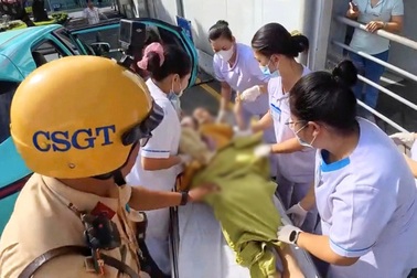 Khoảnh khắc CSGT TPHCM chạy đua với thời gian để cứu mẹ con sản phụ