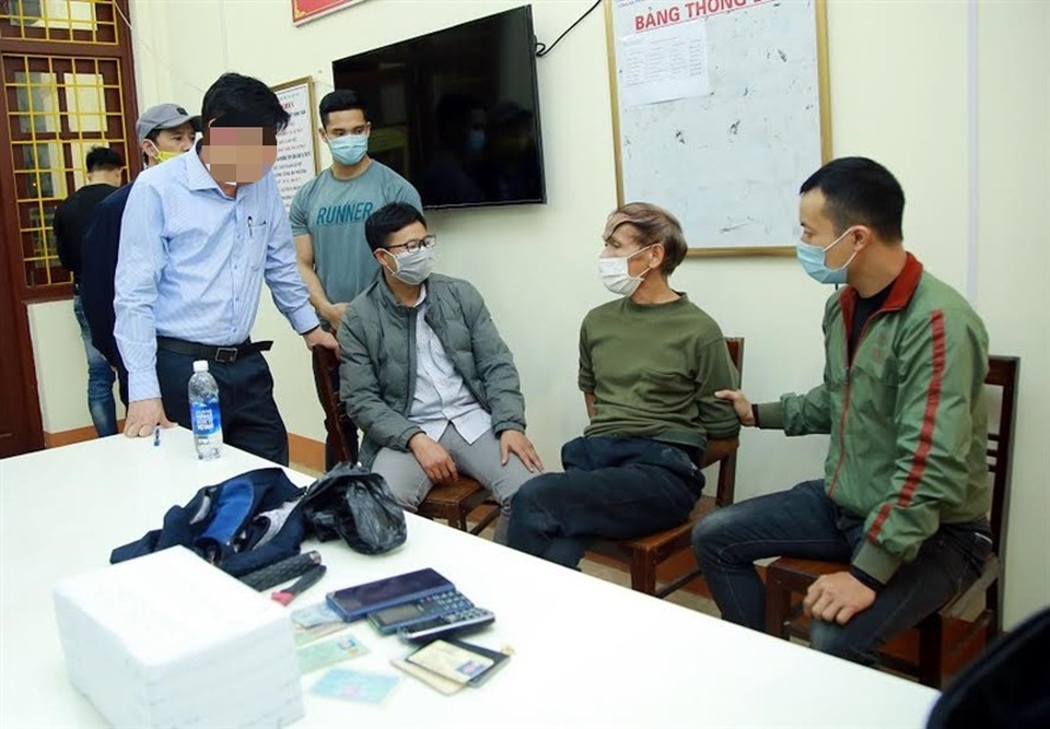 Bắt đối tượng U70 lái ô tô vận chuyển 5 bánh heroin - 1 Bắt đối tượng U70 lái ô tô vận chuyển 5 bánh heroin - 1
