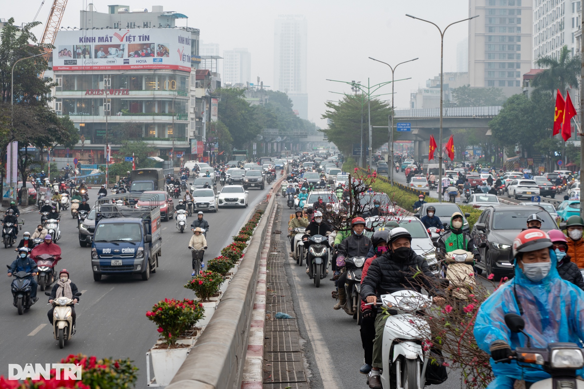 Nhiều tuyến đường nội thành Hà Nội ùn tắc những ngày giáp Tết - 3 Nhiều tuyến đường nội thành Hà Nội ùn tắc những ngày giáp Tết - 3
