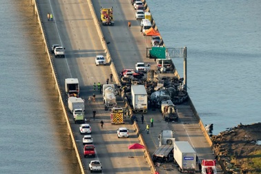 Tai nạn liên hoàn trên cao tốc Mỹ do "siêu sương mù", 7 người chết