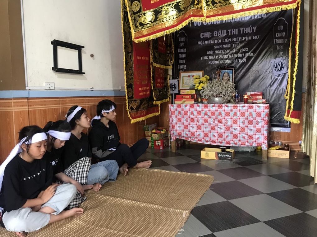 Bố mẹ lần lượt gặp nạn qua đời, 4 đứa trẻ mịt mù tương lai - 1 Bố mẹ lần lượt gặp nạn qua đời, 4 đứa trẻ mịt mù tương lai - 1