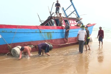 Quảng Ngãi:  Tàu cá bị "giăng lưới" nơi cửa biển
