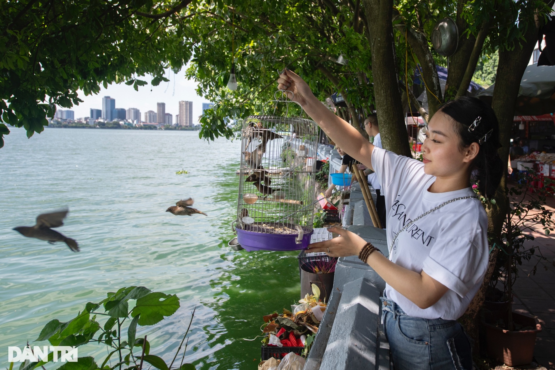 Phủ Tây Hồ vắng vẻ ngày Rằm tháng Bảy - 11 Phủ Tây Hồ vắng vẻ ngày Rằm tháng Bảy - 11