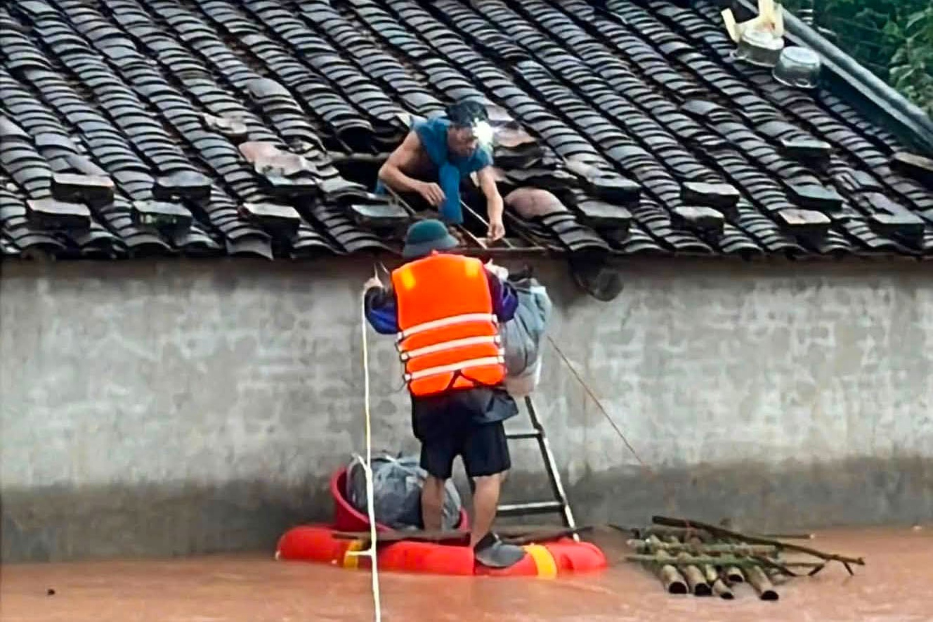 Dỡ mái ngói, ứng cứu người dân vùng ngập sâu ở Lạng Sơn - 6 Dỡ mái ngói, ứng cứu người dân vùng ngập sâu ở Lạng Sơn - 6