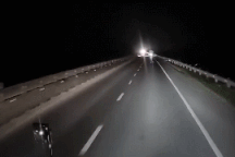 Tài xế xe container "đứng tim" khi thấy người nằm trên đường giữa đêm tối