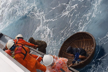 Thời tiết xấu, tàu cá chìm giữa biển cầu cứu khẩn