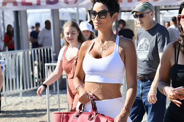 Nicole Murphy tái xuất bốc lửa sau scandal hôn nhầm người có vợ