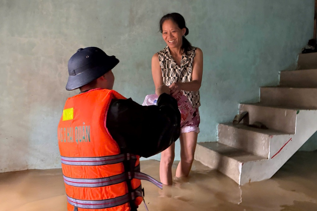 Vùng 3 Hải quân huy động xe đặc chủng ứng cứu người dân rốn lũ Đà Nẵng - 2 Vùng 3 Hải quân huy động xe đặc chủng ứng cứu người dân rốn lũ Đà Nẵng - 2