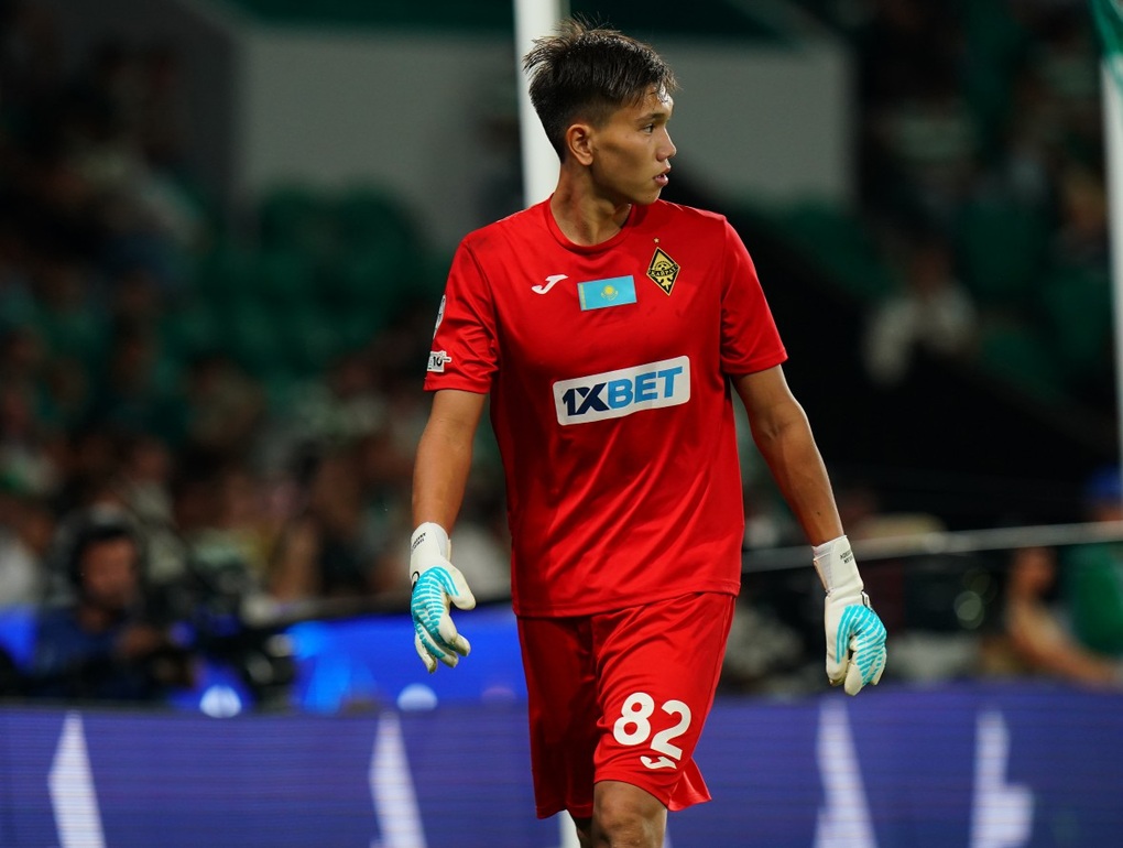 Mother of player playing in Champions League causes a stir for being so young and sexy - 1 Mẹ của cầu thủ thi đấu ở Champions League gây sốt khi quá trẻ và gợi cảm - 1