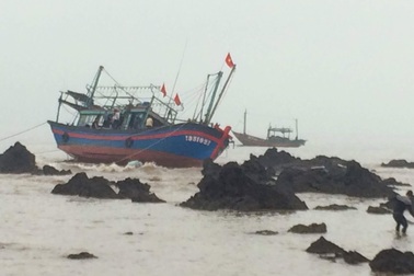 Tàu cá va vào bãi đá ngầm, 2 ngư dân được cứu sống