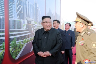 Ông Kim Jong-un khởi công dự án 10.000 căn hộ cho dân