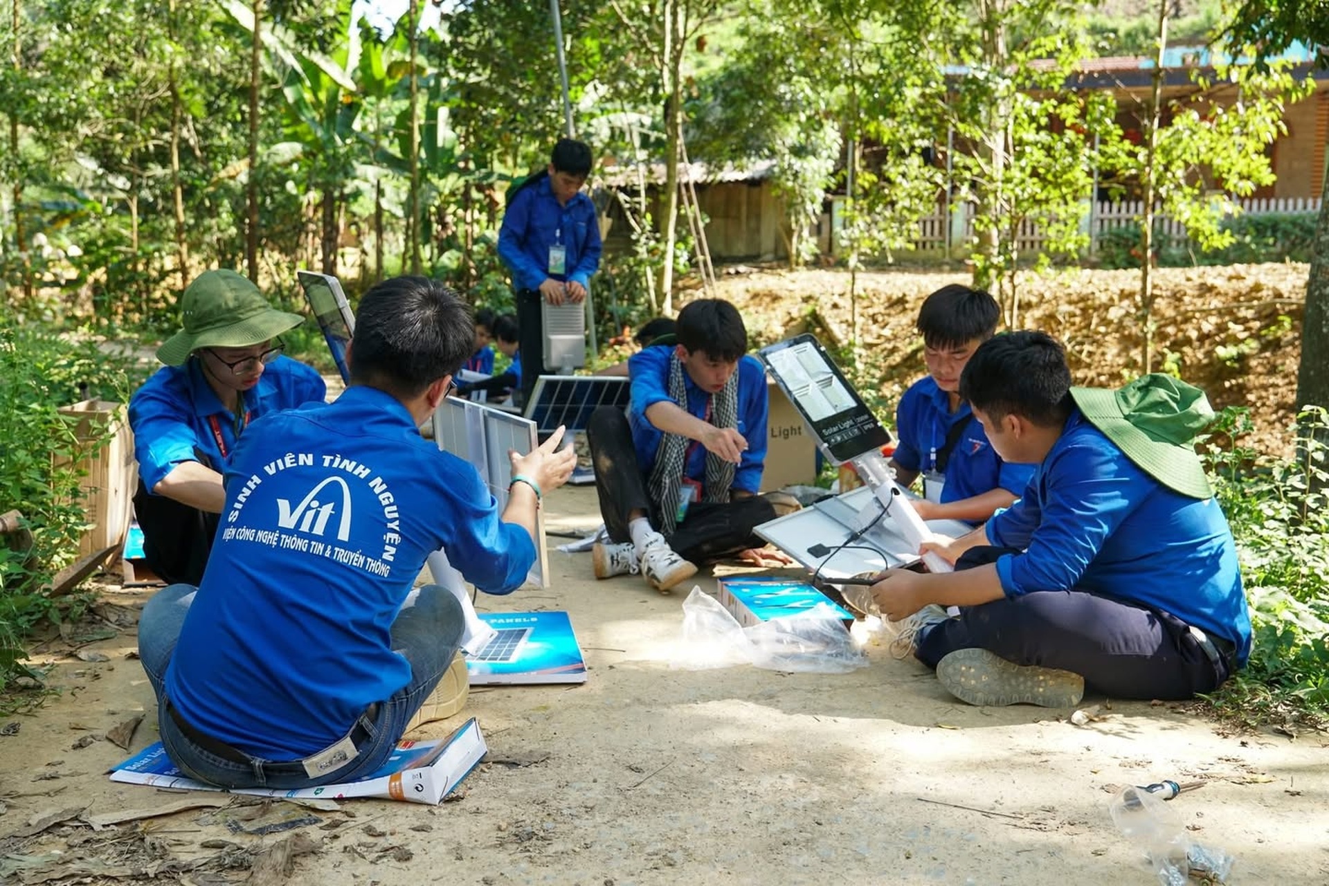 Hành trình “Ánh sáng xanh” thắp sáng nhiều nẻo đường Việt Nam - 3 Hành trình “Ánh sáng xanh” thắp sáng nhiều nẻo đường Việt Nam - 3