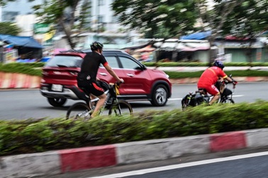 Người đi xe đạp ngang nhiên chạy vào làn ô tô trên đại lộ ở TPHCM