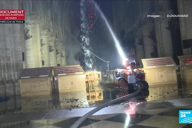 Robot Colossus khống chế đám cháy tại Nhà thờ Đức Bà Paris