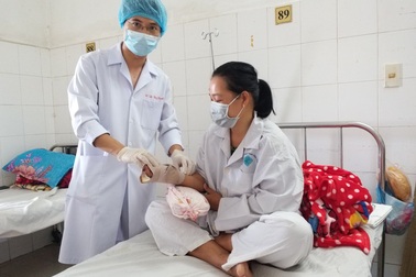 Người phụ nữ bị dập nát bàn tay vì máy xay cá cuốn vào