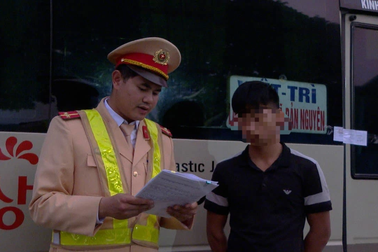 Thanh niên 16 tuổi lái xe khách bon bon trên quốc lộ