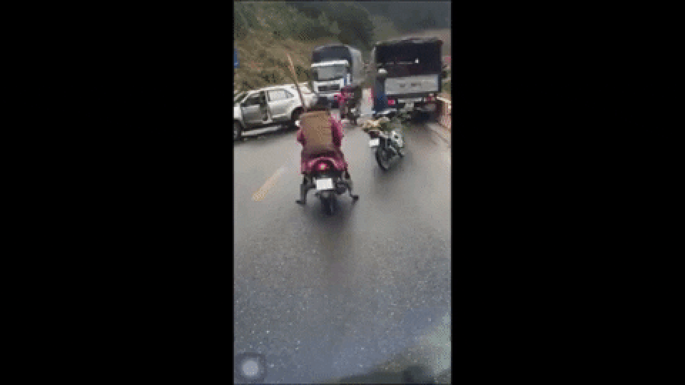 Kinh hoàng cảnh xe tải phanh cháy đường lao vào đoàn người xe trên QL6 - 2 Kinh hoàng cảnh xe tải phanh cháy đường lao vào đoàn người xe trên QL6 - 2