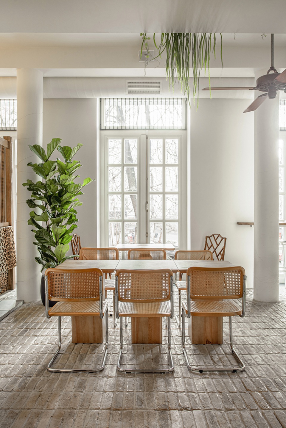 Quán cà phê ẩn chứa kho tàng đồ cổ độc lạ của nhiều quốc gia - 9 Quán cà phê ẩn chứa kho tàng đồ cổ độc lạ của nhiều quốc gia - 9