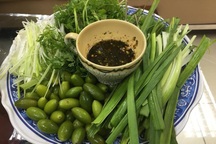 Nhót xanh cuốn cải chua rùng mình, ngày ăn 3 suất, chị em công sở vẫn thòm thèm