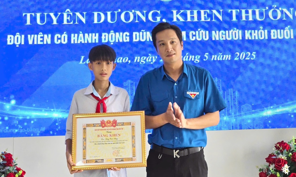 Học sinh lớp 8 nhảy xuống dòng nước xiết cứu bạn đuối nước - 1 Học sinh lớp 8 nhảy xuống dòng nước xiết cứu bạn đuối nước - 1