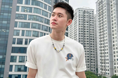 Chàng trai "màu tím" được trao nhầm hoa kết đôi vì quá... đẹp trai