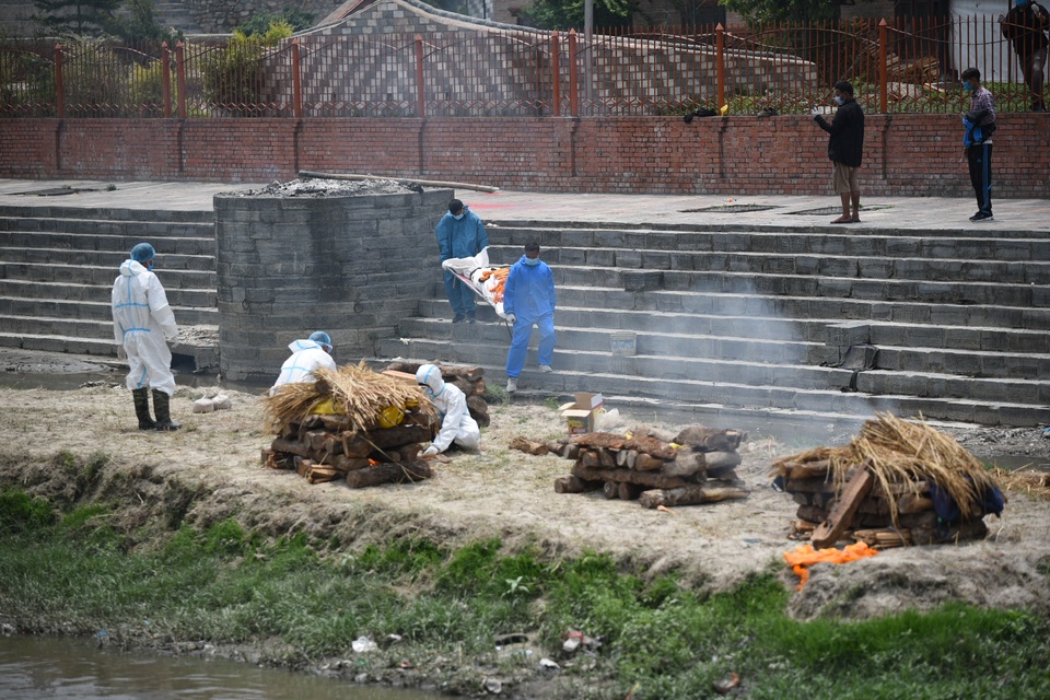 Nhà hỏa táng quá tải, Nepal thiêu người chết vì Covid-19 ngoài trời - 2 Nhà hỏa táng quá tải, Nepal thiêu người chết vì Covid-19 ngoài trời - 2