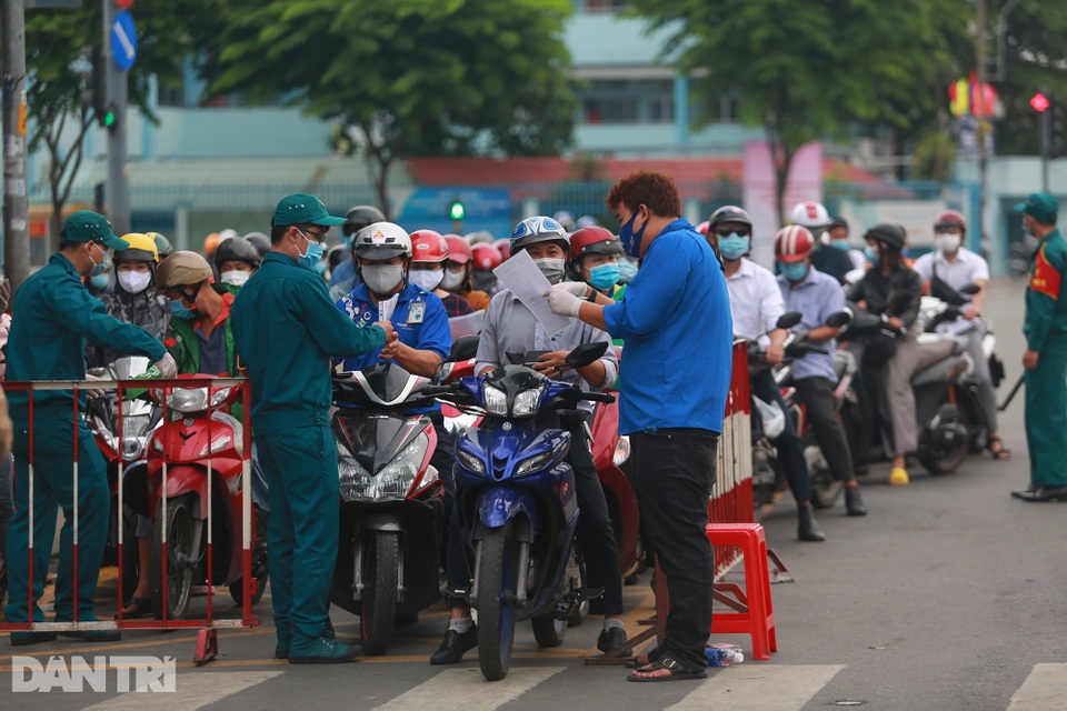 Quận Gò Vấp xả chốt kiểm soát y tế trong giờ cao điểm, hết ùn tắc - 3 Quận Gò Vấp xả chốt kiểm soát y tế trong giờ cao điểm, hết ùn tắc - 3