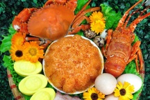 Mâm cúng Thần Tài tiền triệu ngập tôm hùm, cua khủng, người bán "cháy hàng"