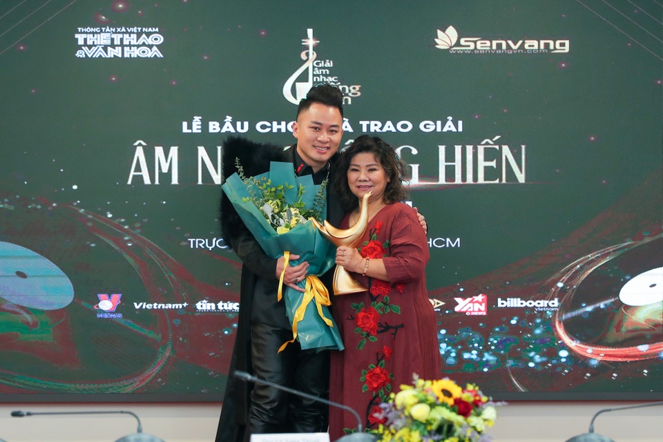 Dế Choắt nhận giải Nghệ sĩ mới, Tùng Dương lập hat-trick tại giải Cống hiến - 1 Dế Choắt nhận giải Nghệ sĩ mới, Tùng Dương lập hat-trick tại giải Cống hiến - 1