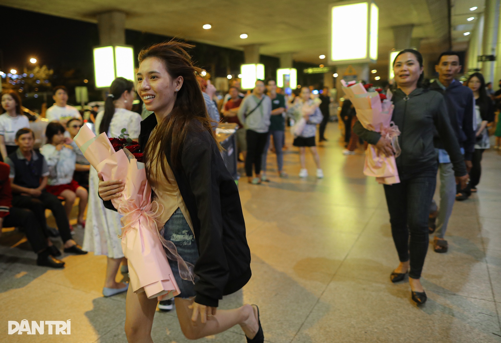 Sân bay Tân Sơn Nhất chật ních người vào giữa đêm - 11