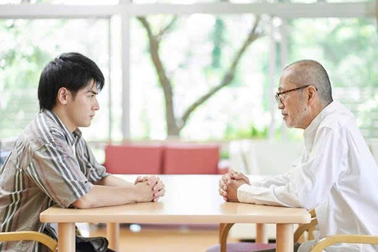Biết con rể dây dưa tình cũ, bố vợ chỉ nói vài câu đã khiến tôi hối hận