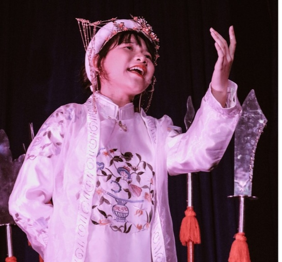 Nữ sinh 17 tuổi gây sửng sốt khi chọn lối đi... cải lương - 2