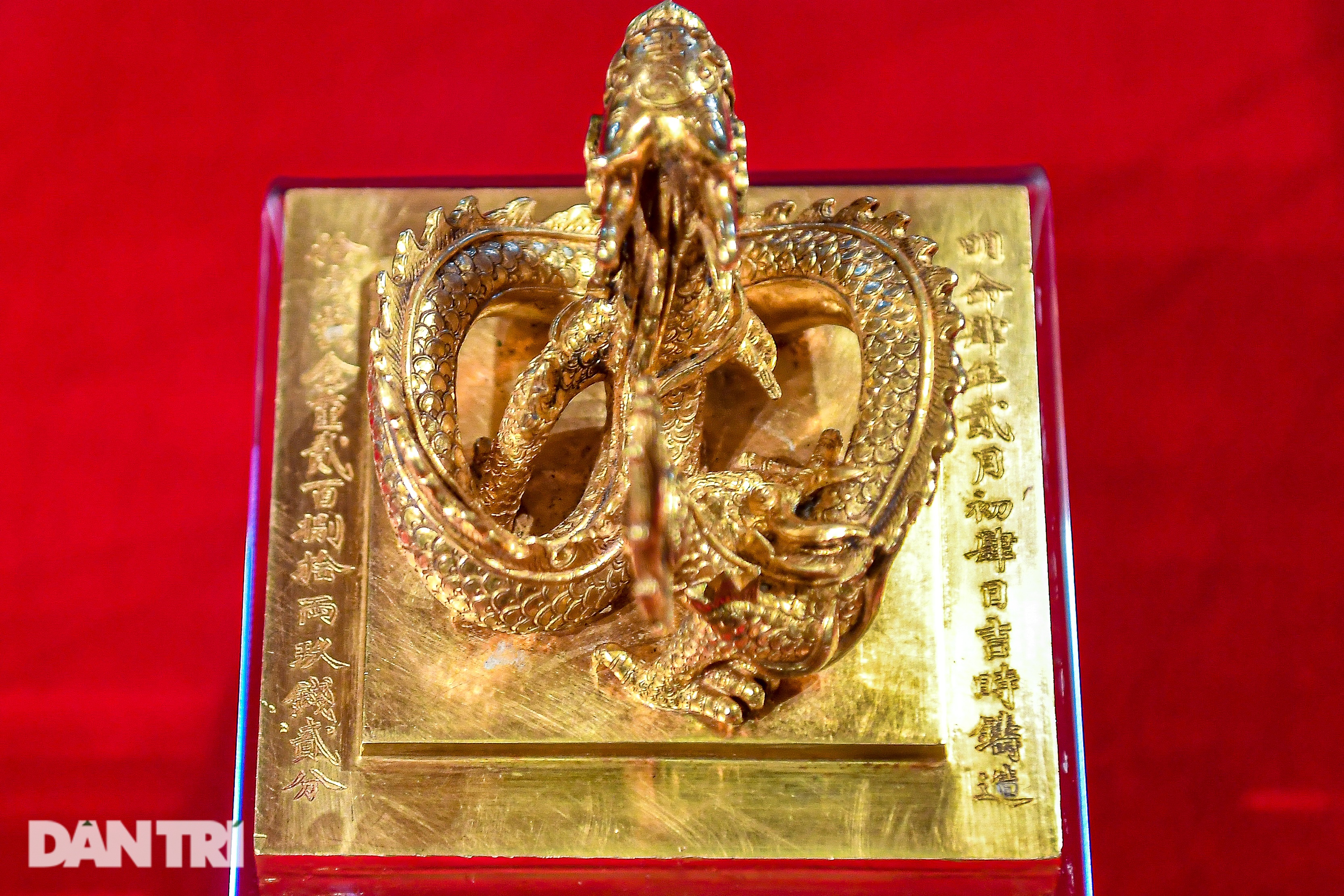 ត្រាមាសរបស់អធិរាជត្រឡប់មកផ្ទះវិញ ដោយមានឆ្មាំ ៤-៥ នាក់ ប្រចាំការទាំងយប់ទាំងថ្ងៃ - ៦ Ấn vàng Hoàng đế chi bảo hồi hương, có 4-5 bảo vệ túc trực ngày đêm - 6